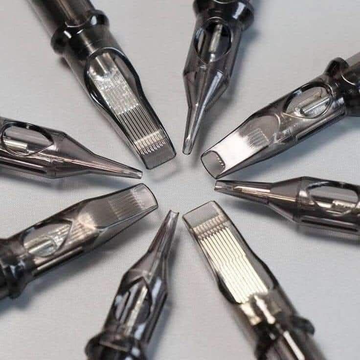 Conjunto de agulhas de tatuagem dispostas em círculo